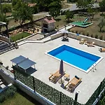 Villa Malenica *