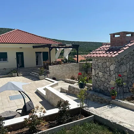Malenica - Pool And 1000m2 Fenced Garden