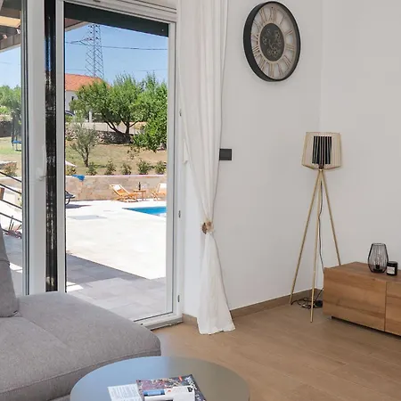 Malenica - Pool And 1000m2 Fenced Garden *