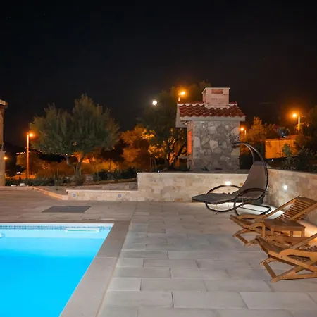 Malenica - Pool And 1000m2 Fenced Garden *